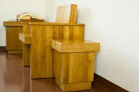 krzesła drewniane do kościołów